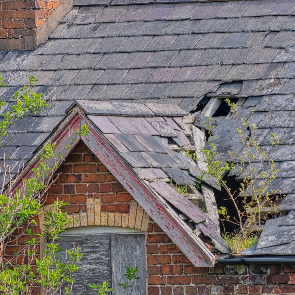 When should you replace your roof Signs to look out for!